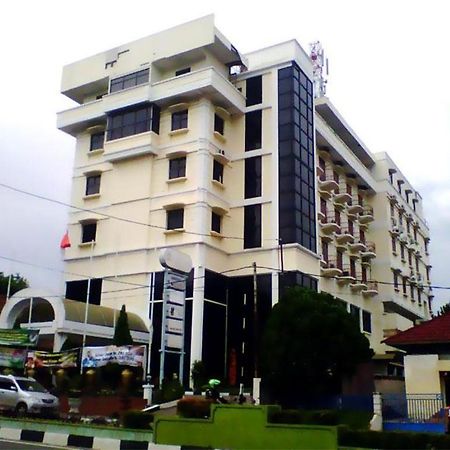 Pia Hotel Pangkalpinang Pangkalan Baru エクステリア 写真