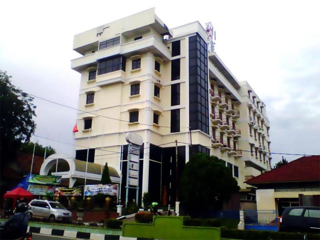 Pia Hotel Pangkalpinang Pangkalan Baru エクステリア 写真