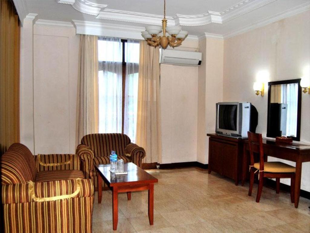 Pia Hotel Pangkalpinang Pangkalan Baru エクステリア 写真